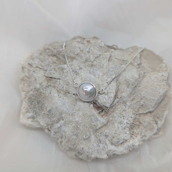 Bolo bracelet with pearl