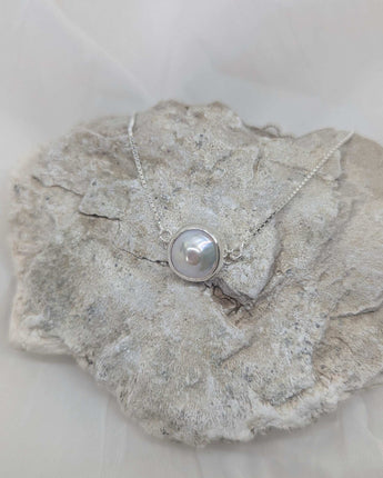 Bolo bracelet with pearl
