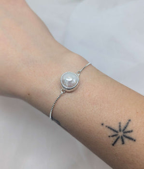 Bolo bracelet with pearl