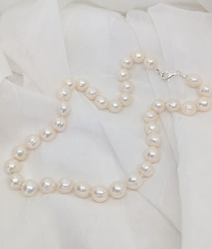 Classic pearl necklace