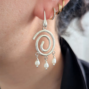 Big spiral earring with pearls