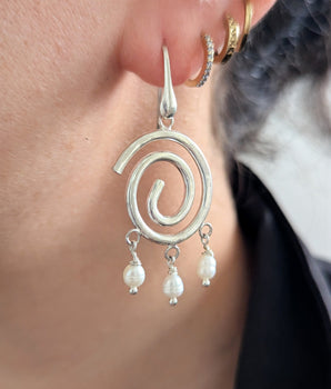 Big spiral earring with pearls