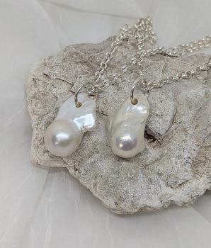 Big baroque pearl necklace