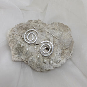 Big spiral earring with pearls