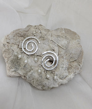 Big spiral earring with pearls