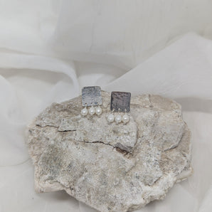 Square earrings with pearls