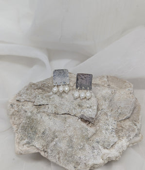 Square earrings with pearls